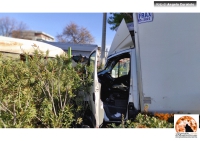Montesilvano/incidente. Furgone sfonda negozio fronte cimitero