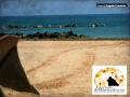 la spiaggia livellata e allungata fino allo scoglio per la sicurezza.