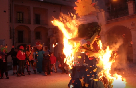 Villetta Barrea, la pupatta arde e saluta l'inverno