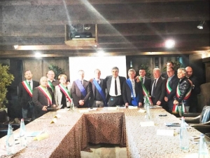 La foto si riferisce al protocollo d'intesa sul progetto masterplan firmato a Maggio scorso tra i presidenti delle province di Pescara, Teramo e l'Aquila, la regione Abruzzo. Presenti anche i sindaci dei nove comuni toccati dal progetto
