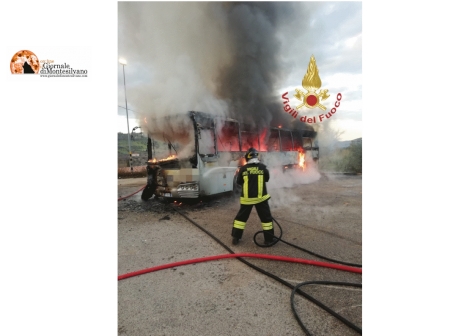 Tocco Casauria, incendio di un pulman nel parcheggio TUA