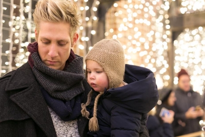 padre con bambino a Natale