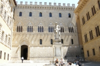 Mps, da Ue sì ad aiuti Stato per 5,4 mld, in cambio npl ceduti