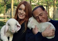 la foto con l'agnellino ispirazione di molti meme sui social