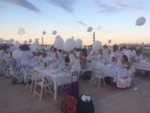 Pescara. In centinaia alla prima “Cena in bianco” della città.