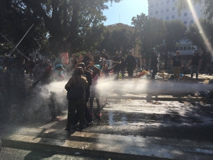 migranti svegliati con idranti questa mattina