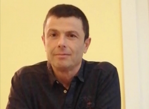 Simone Pavone. “Stabiliamo un contatto” degli Stadio. Video