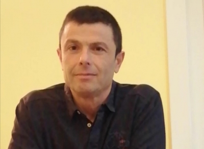 Simone Pavone. “Stabiliamo un contatto” degli Stadio. Video