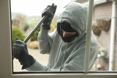 Topo di appartamento beccato in una villa con refurtiva di 1000euro.