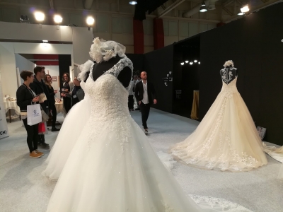 oggi sfilata di abiti da sposa