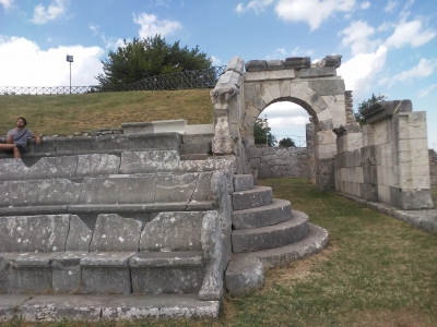 Pietrabbondante il teatro cn gli schienali