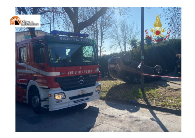 Pescara, macchina si ribalta a Colle Innamorati.