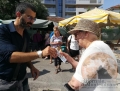 Presidente del Ccet dona un libro della Costituzione ad una signora