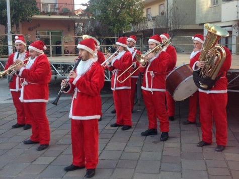 Montesilvano, la banda di Babbo Natale in Piazza Diaz con slitte e renne