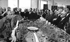 Dal film "Mani sulla città"