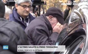 Nella foto - estrapolata da un filmato AG-TW/Corriere della Sera - Sami Modiano, ex deportato ad Auschwitz e senz'altro il più commosso durante l'ultimo saluto dell'antico quartiere ebraico di Roma a Piero Terracina, al momento dell'arrivo dell'amico di una vita. 