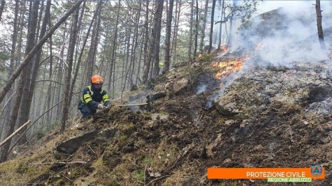 L'Aquila, incendio sui monti ora è sotto controllo.