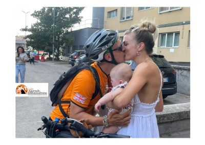 Pescara. L’arrivo in bicicletta all'Ospedale di Billy Walmsley da Preston