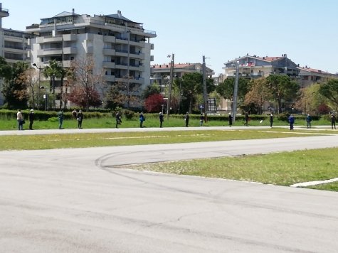 la fila davanti al Pala Dean Martin 