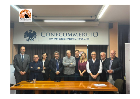 Giunta della Confcommercio Pescara con al centro il riconfermato Presidente Riccardo Padovano ed il Presidente del Collegio dei Revisori della Confcommercio, Prof. Giuseppe Paolone, che ha presieduto il Consiglio Direttivo per il rinnovo delle cariche.