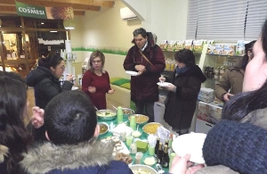 La dr.ssa nutrizionista Carola Marangelli durante un incontro culinario biologico