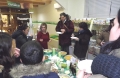 La dr.ssa nutrizionista Carola Marangelli durante un incontro culinario biologico