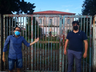 Spina e Pietrangelo davanti alla fatiscente Villa Delfico