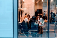 persone in un locale