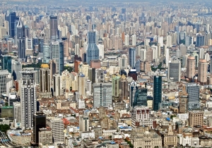 Gp: dal deserto roccioso del Bahrain alla metropoli di Shanghai.