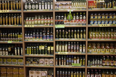 Olio extravergine d'oliva senza data per smaltire vecchie scorte. Coldiretti dice No
