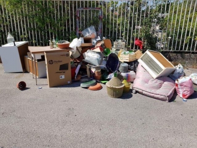 i rifiutiabbandonati abusivamente nella via