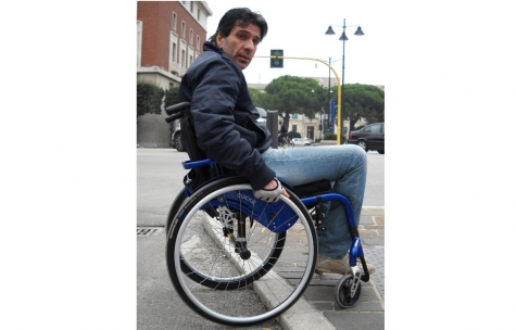 Roseto/via Colombo. Carrozzine determinate, “sbagliato eliminare marciapiede largo”