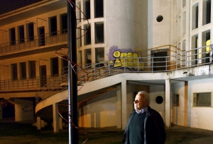 il critico d'arte davanti al'ex colonia marina 