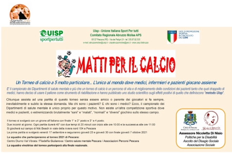 Medici e pazienti giocano insieme calcio a 5