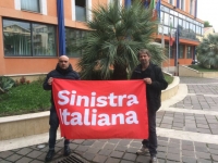 Licheri con Sergi mostranoil simbolo SI