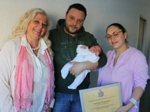 Il padre della piccola, la neonata e l'assessore al sociale