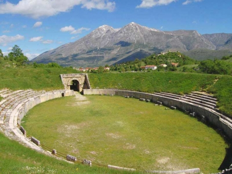 Cinema ad Alba Fucens nell'anfiteatro romano