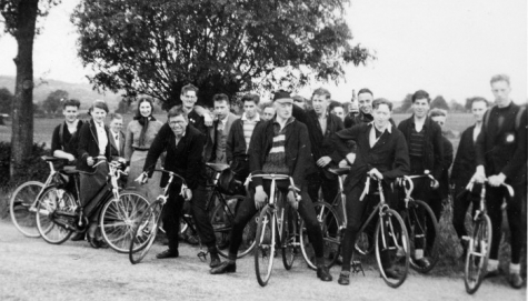 gruppo di persone in bici della metà del '900