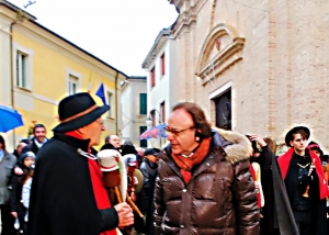 Moscufo zampognari insieme al gornalista Armaroli