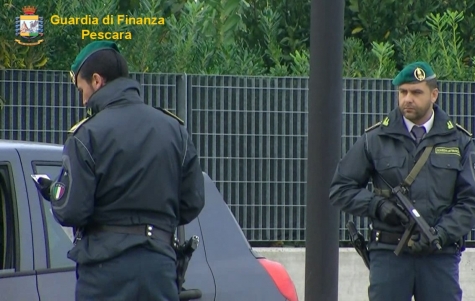Città Sant'Angelo, donna denunciata per riciclaggio alla guida di auto rubata