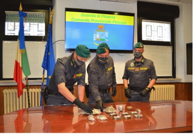 Arrestato pescarese, aveva in casa oltre 1 kg di hashish e 170 gr di Marijuana.