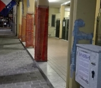 uno dei manifestini del blitz cittadino sulla scuola accanto al Comune.