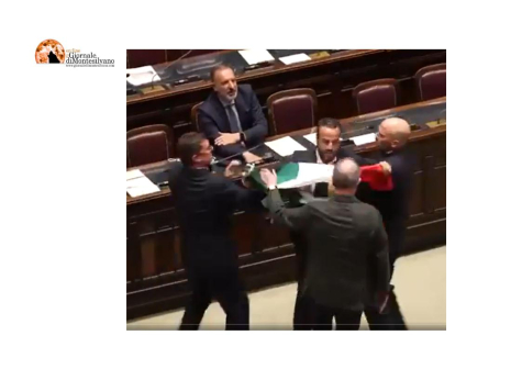 Autonomia/Rissa alla Camera, "Mentre cantavamo l’inno d’Italia, deputati Lega facevano il segno della X Mas" - "Non mi piace Bella ciao"