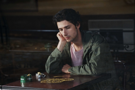 un ragazzo che medita di partire ma non vorrebbe