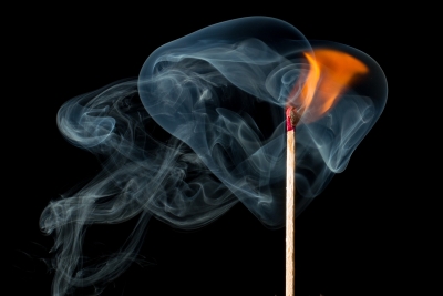Dà fuoco all'auto con dentro l'ex moglie