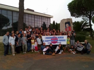 La comunità accopagna la famiglia all'aeroporto