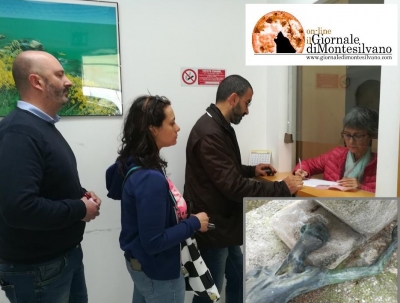 un particolare del monumento e il Ccet alla firma