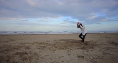 Una scena del video In un giorno di pioggia