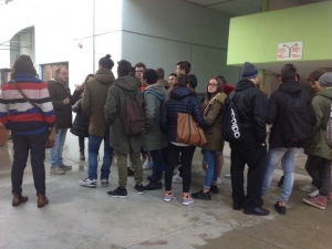 Montesilvano, ragazzi in Comune visitano gli uffici, il Dr. Farchione fa da Cicerone.