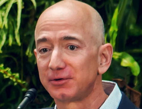 Amazon. Jeff Bezos il più ricco del mondo, ha 131 miliardi di dollari.